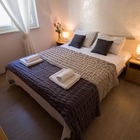 Apartments Villa Carica B&B Apartman