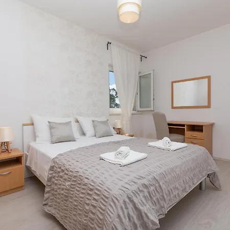 Apartman Apartments Villa Carica B&B